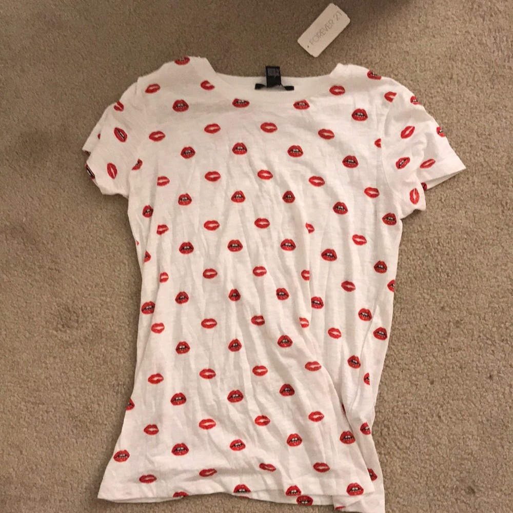 ✨White knit top with lip prints✨